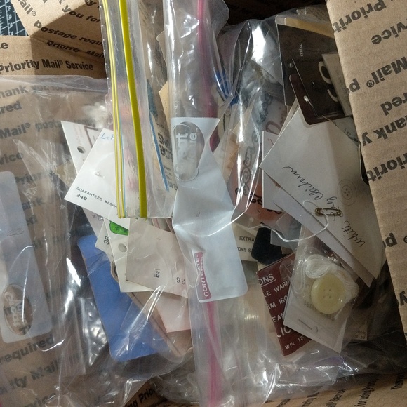 Modest vintage button bundle over 2lbs - Picture 3 of 8